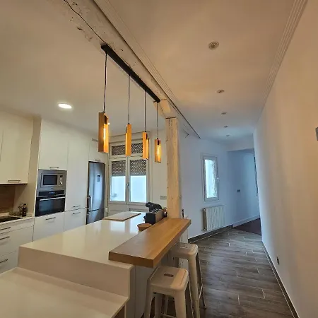 Habitacion En Atico Con Terraza En ホームステイ *